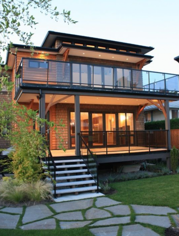 Villa Kayu Modern dengan Balkon Panjang